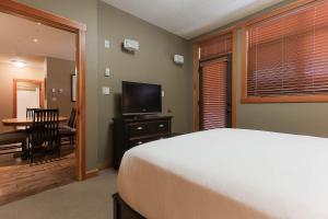 Μια τηλεόραση ή/και κέντρο ψυχαγωγίας στο Slalom Creek 2 Bedroom & Den