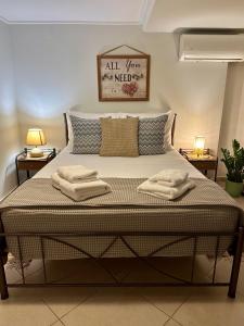 ein Bett in einem Zimmer mit zwei Handtüchern darauf in der Unterkunft Adrianas Central Stay in Patras