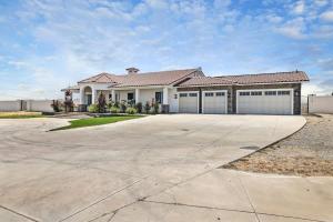 a large house with a large driveway at 4BR LUXURY ENTERTAINMENT OASIS in Tracy +102 photos