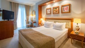 Postel nebo postele na pokoji v ubytování Rixos-Prykarpattya Resort
