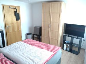 SiershahnにあるGuest Rooms in Jochen's House - Nähe Montabaurのテレビ、ベッド、薄型テレビが備わる客室です。 +29枚の写真