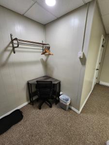 una habitación con una mesa y una pared con una puerta en Dunnstown Lodge, en Lock Haven