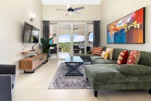 una sala de estar con un sofá y una mesa en 3rd Floor Condo wMountain Views - Beach Access - Pool), en Richmond