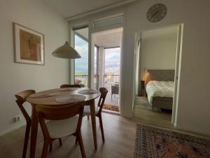 ロヴァニエミにあるCity Center Suite with saunaのテーブルと椅子と寝室のある部屋