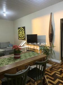 Habitación con escritorio, ordenador y 2 sillas. en Casa da Vila 2 dormitorios - Centro de Floripa, en Florianópolis