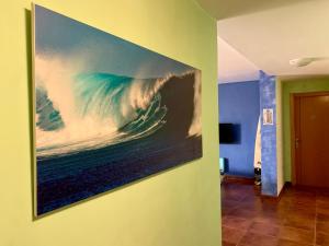 ラ・オリーバにあるBlue Wave House Corralejoの壁に掛かっている波の絵