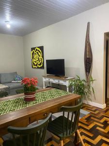 una sala de estar con una mesa y dos sillas en Casa da Vila 2 dormitorios - Centro de Floripa, en Florianópolis 28 fotos más