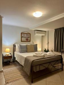 Ένα ή περισσότερα κρεβάτια σε δωμάτιο στο Adrianas Central Stay