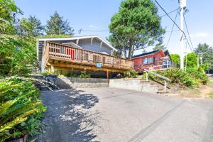 una casa grande con terraza y entrada en Historic Oceanside Cabin with Peek-a-boo views dog friendly, en Oceanside