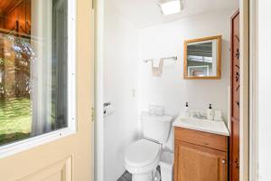 un baño con inodoro y lavabo en Historic Oceanside Cabin with Peek-a-boo views dog friendly, en Oceanside 26 fotos más