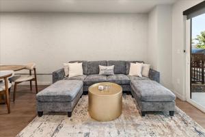 Χώρος καθιστικού στο 2 Bedroom 2 Bath Downtown