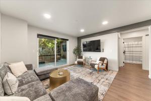 Μια τηλεόραση ή/και κέντρο ψυχαγωγίας στο 2 Bedroom 2 Bath Downtown