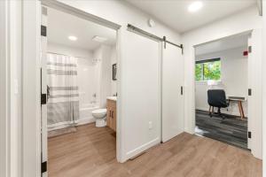 Ένα μπάνιο στο 2 Bedroom 2 Bath Downtown +30 φωτογραφίες