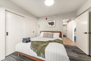 Ένα ή περισσότερα κρεβάτια σε δωμάτιο στο 2 Bedroom 2 Bath Downtown