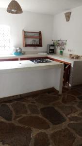 una cocina con estufa y encimera en Watamu villas, en Watamu