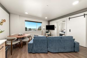 Una sala de estar con sofás azules y una mesa. en 2BR Cozy Apartment in DT, en Spokane
