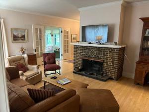 TV a/nebo společenská místnost v ubytování Historic McDowell House Antique Charm by Hospital