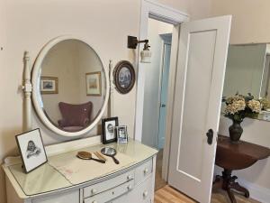 Koupelna v ubytování Historic McDowell House Antique Charm by Hospital + 22 fotografií