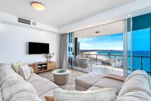 Μια τηλεόραση ή/και κέντρο ψυχαγωγίας στο Kirra Oceanfront Views