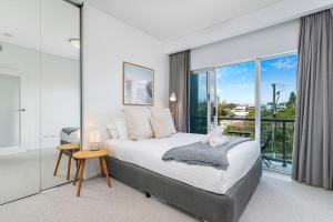 Ένα ή περισσότερα κρεβάτια σε δωμάτιο στο Kirra Oceanfront Views +23 φωτογραφίες