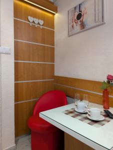 comedor con mesa y silla roja en Pokoik Walentynka, en Gniezno