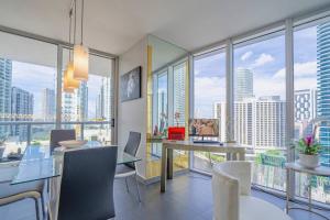 マイアミにあるStunning views - Icon Brickellの市街のスカイラインを望むダイニングルーム