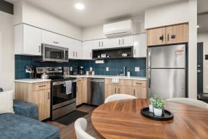 eine Küche und ein Esszimmer mit einem Holztisch in der Unterkunft Downtown Luxury Stay 2BR in Spokane + 24 Fotos