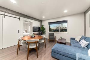 ein Wohnzimmer mit einem blauen Sofa und einem Tisch in der Unterkunft Downtown Luxury Stay 2BR in Spokane