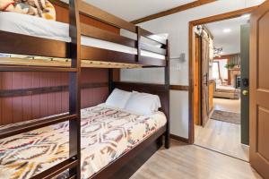 Voodi või voodid majutusasutuse Leatherbark 203B 2BR 2BA Renovated Spacious Fireplace Close to Village toas