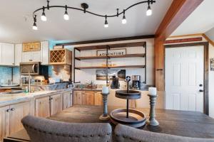 Köök või kööginurk majutusasutuses Leatherbark 203B 2BR 2BA Renovated Spacious Fireplace Close to Village