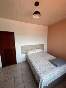 a bedroom with a bed and a ceiling at Quartos privativos e casa compartilhada no centro de Belém in Belém