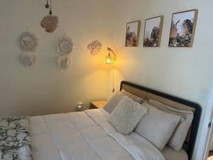 1 cama en un dormitorio con cuadros en la pared en Paradise in Palmetto Bay, with Pool-BBQ-Gazebo., en Rockdale 19 fotos más