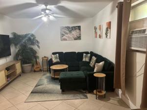 Una sala de estar con un sofá y un televisor en Paradise in Palmetto Bay, with Pool-BBQ-Gazebo., en Rockdale