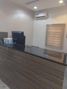 Una oficina con un mostrador con una computadora encima en Villa Engracia Suite, en Kaduna