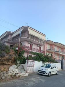 Το κτήριο όπου στεγάζεται  το διαμέρισμα