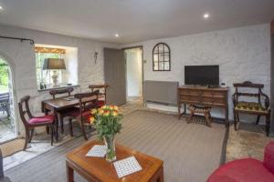 TV a/nebo společenská místnost v ubytování 2 Bed in Bath oc-bhr35