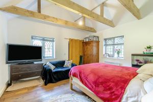 a bedroom with a large bed and a flat screen tv at 1 Bed in Wellesbourne oc-w33028 in Charlecote