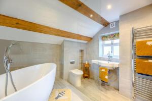 Wear Headにある2 Bed in West Blackdene oc-r33034の浴槽と洗面台のあるバスルーム +41枚の写真