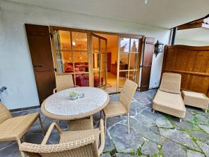 a dining room with a table and chairs at Ferienwohnung Soiernseelig in Wallgau