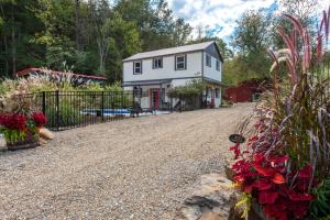 Aed väljaspool majutusasutust Maple Valley Farm House By Avada Properties