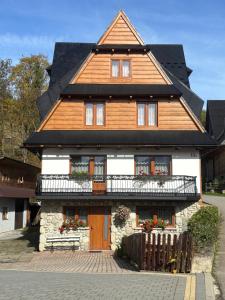 ein großes Haus mit einem Gameradach in der Unterkunft Ludwina Żegleń Pokoje Gościnne in Małe Ciche