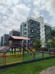 un patio de juegos en un parque frente a un edificio en Loft do Bosque, en Ananindeua 68 fotos más