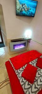 Una sala de estar con un televisor de pantalla plana en la pared. en Pokoik Walentynka, en Gniezno 22 fotos más