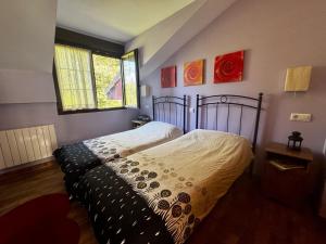 a bedroom with a bed in a room at Apartamentos rurales FlordeLinto in La Cárcoba