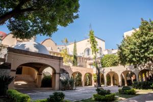 a courtyard of a building with an archway at Hotel Ex-Hacienda San Xavier in Guanajuato