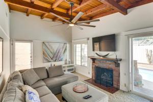 Una sala de estar con un sofá y una chimenea. en Less Than 1 Mi to Universal Studios LA Area Getaway, en Los Ángeles