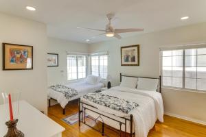 Un dormitorio con dos camas y un ventilador de techo. en Less Than 1 Mi to Universal Studios LA Area Getaway, en Los Ángeles 24 fotos más