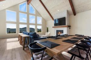 comedor con mesa y chimenea en Eagle's Nest at Bolton Landing, en Bolton Landing