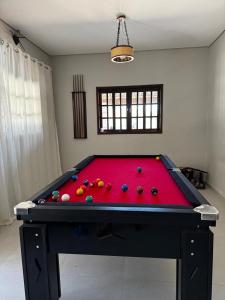 Una mesa de billar con bolas en una habitación. en Sítio Lopes, en Toledo 19 fotos más