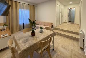 une salle à manger avec une table et un salon dans l'établissement Can d'Avall, à Riudaura